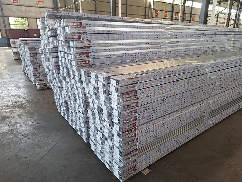 Optimizamos el embalaje de perfiles de aluminio: donde la calidad se encuentra con la protección.